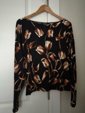 NWT!! White House Black Market Black Top with Brown Tulip Print - size medium b